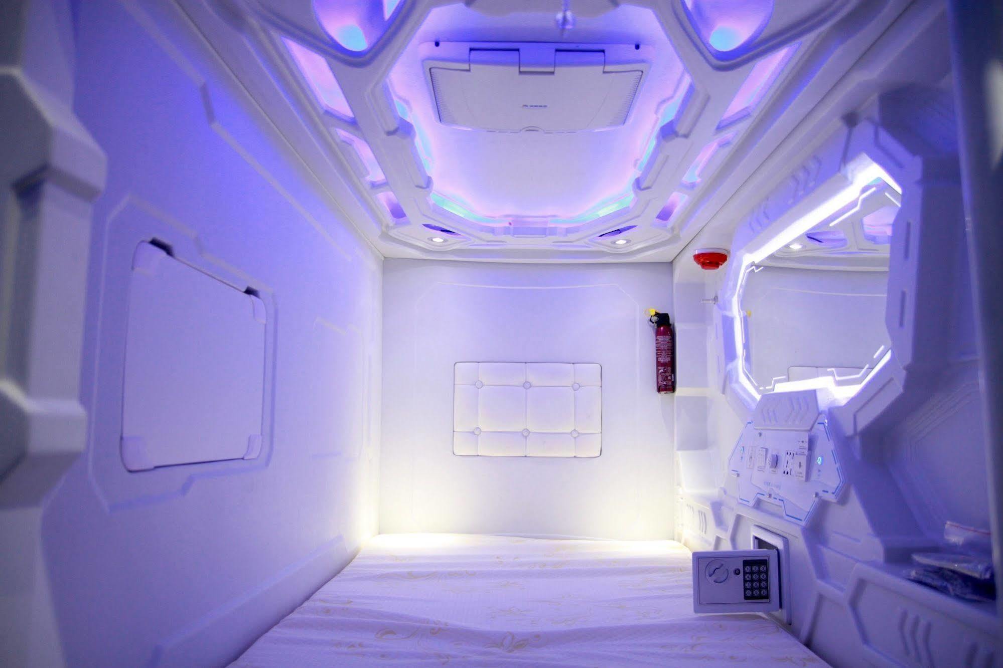 Met A Space Pod @ Little India Singapour Extérieur photo